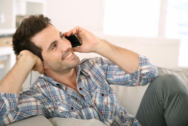 Чувствувајќи се возбуден, мажот ќе разговара со жена долго време на телефон